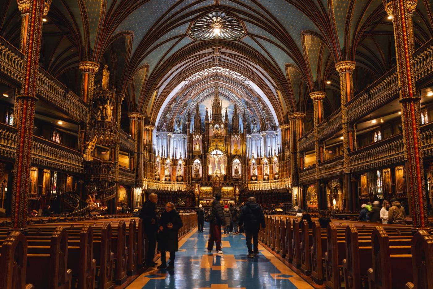 Intérieur de la Cathedral de Chartres Intérieur de la Cathedral de Chartres